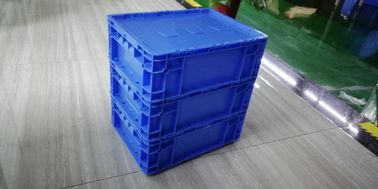 Прикрепленный на петлях Tote хранения крышек пластиковый кладет голубой цвет в коробку штабелируя оборачиваемости